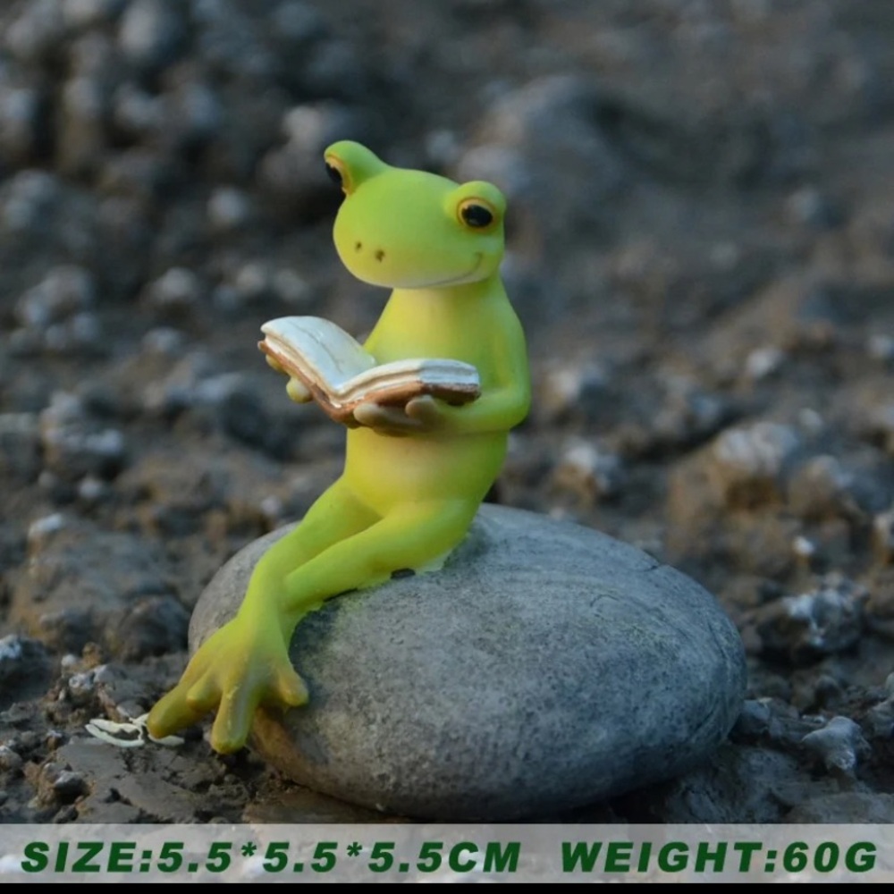 Frog reading a book home decoration or Garden. Material: Resin